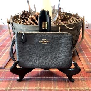 Coach Leather Wristlet with 2 zipper compartments perfect con…